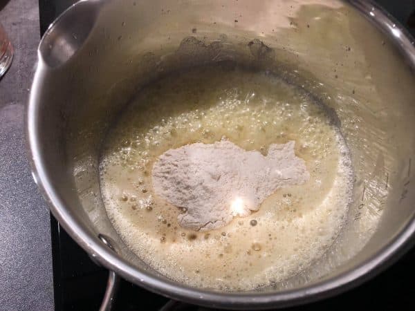 Smør til bechamelsauce med mel